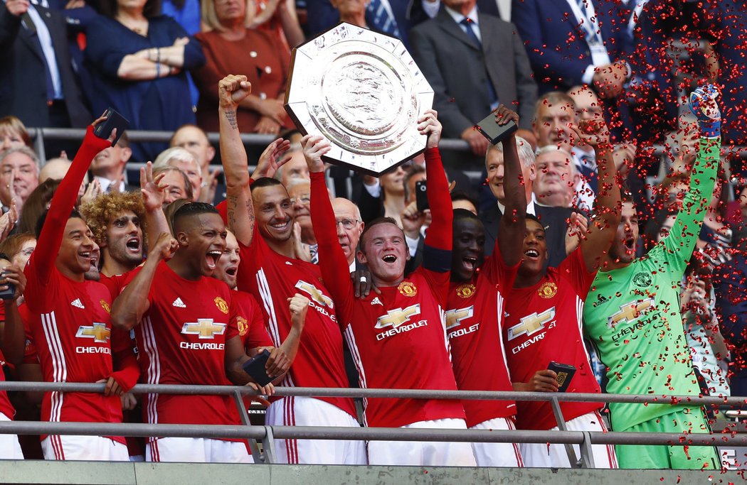 Fotbalisté Manchesteru United slaví zisk titulu z Community Shield