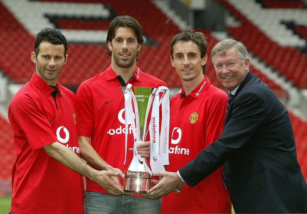 Ryan Giggs, Ruud Van Nistelrooy, Gary Neville a Sir Alex Ferguson drží Vodafone Cup.