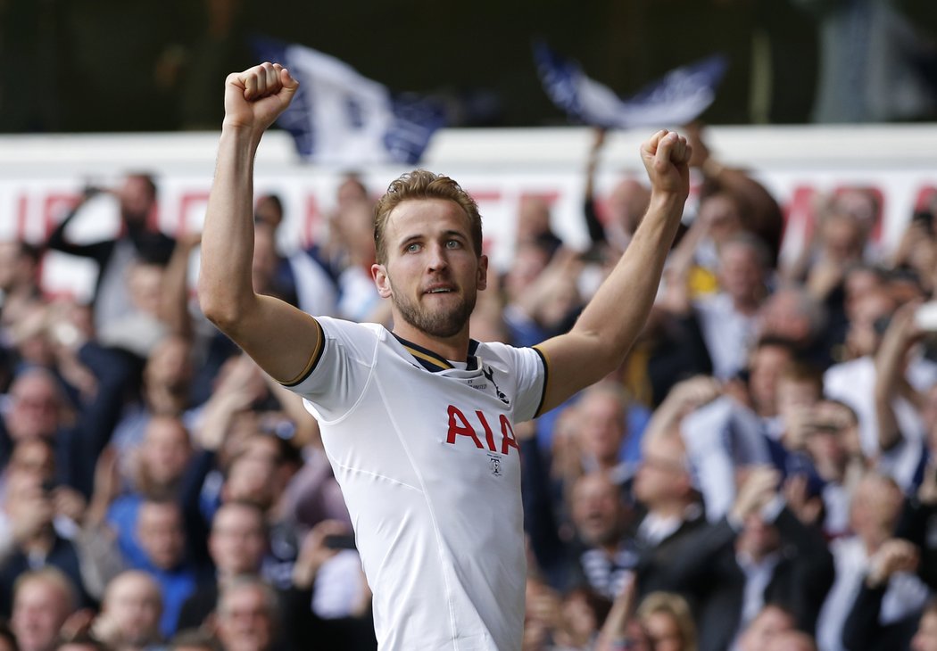 Útočník Tottenhamu Harry Kane slaví výhru nad Manchesterem United