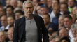 Zklamaný trenér Manchesteru United José Mourinho během zápasu na půdě Tottenhamu