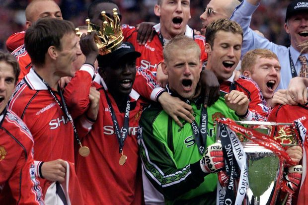 Radost hráčů Manchesteru United ze zisku ligové trofeje v roce 1999 Radost hráčů Manchesteru United ze zisku ligové trofeje v roce 1999