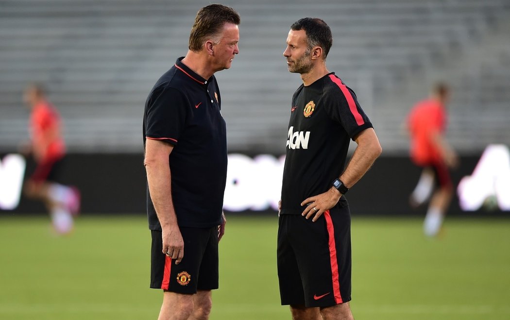 Trenér Louis van Gaal a jeho asistent Ryan Giggs.