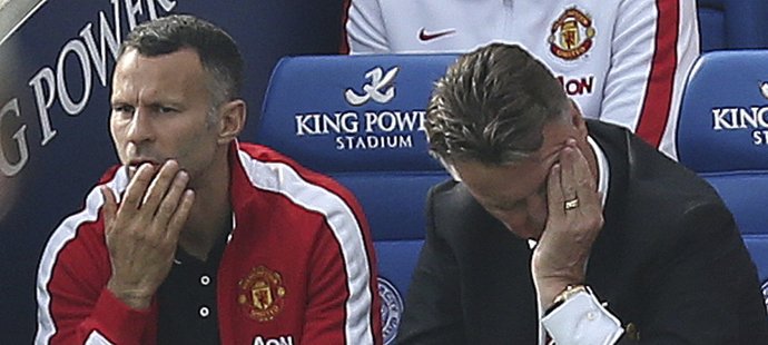 Zklamaní trenéři Manchesteru United Ryan Giggs a Louis van Gaal
