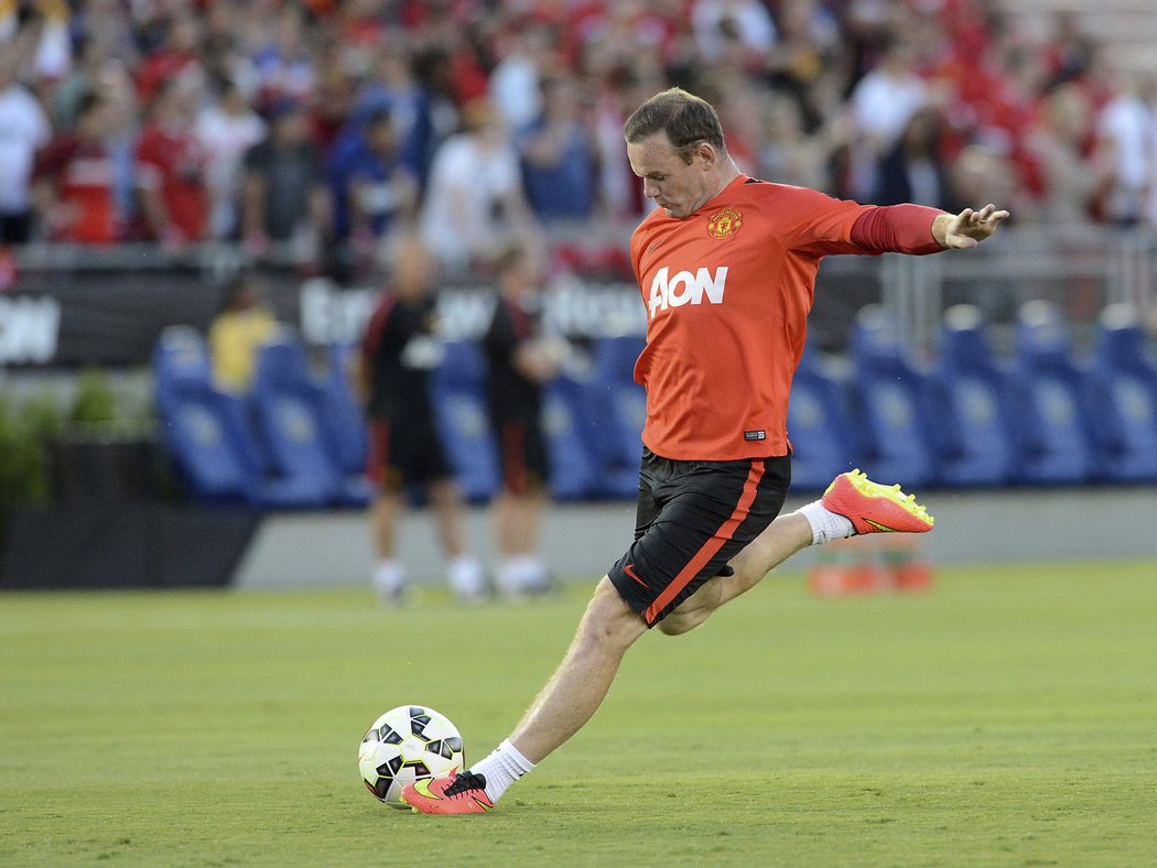 Wayne Rooney při střelbě na tréninku Manchesteru United v USA.