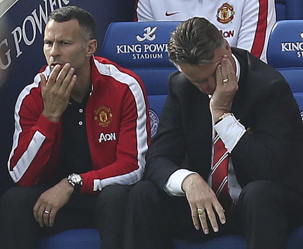 Zklamaní trenéři Manchesteru United Ryan Giggs a Louis van Gaal