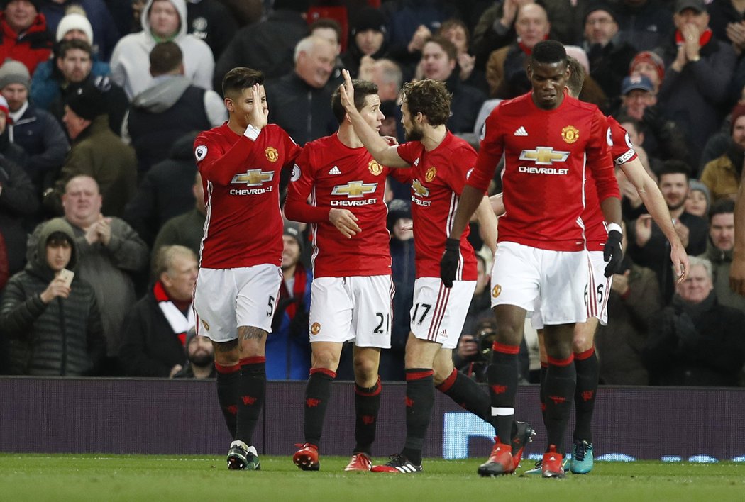 Fotbalisté Manchesteru United slaví gól do sítě Sunderlandu