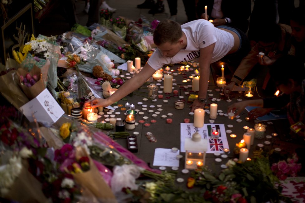 Manchester smutní za oběti teroru.