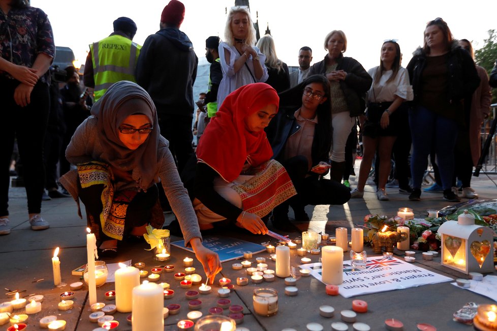 Manchester smutní za oběti teroru.