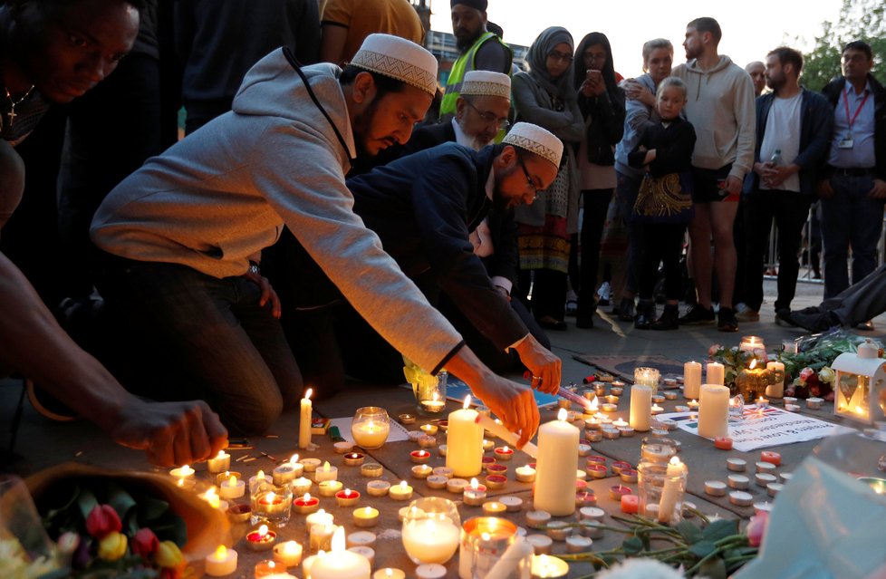 Manchester smutní za oběti teroru