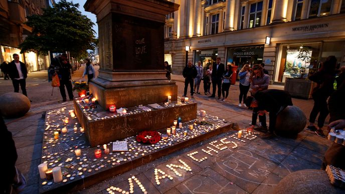 Týden po útoku si obyvatelé Manchesteru připomněli oběti útoku minutou ticha.