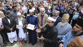 Britští muslimové, křesťané a židé se společně modlí za oběti útoku.