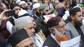 Britští muslimové, křesťané a židé se společně modlí za oběti útoku.