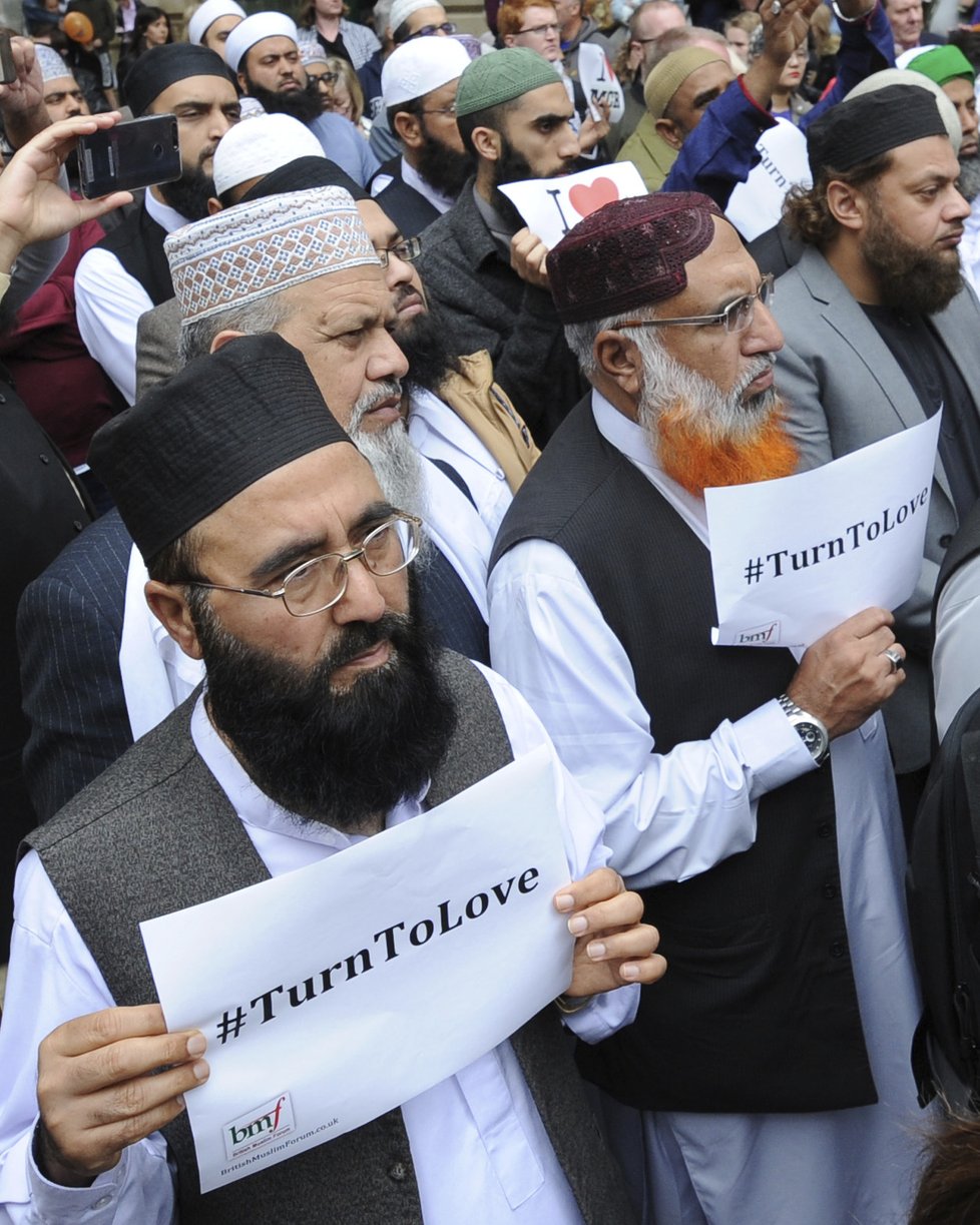 Britští muslimové, křesťané a židé se společně modlí za oběti útoku.