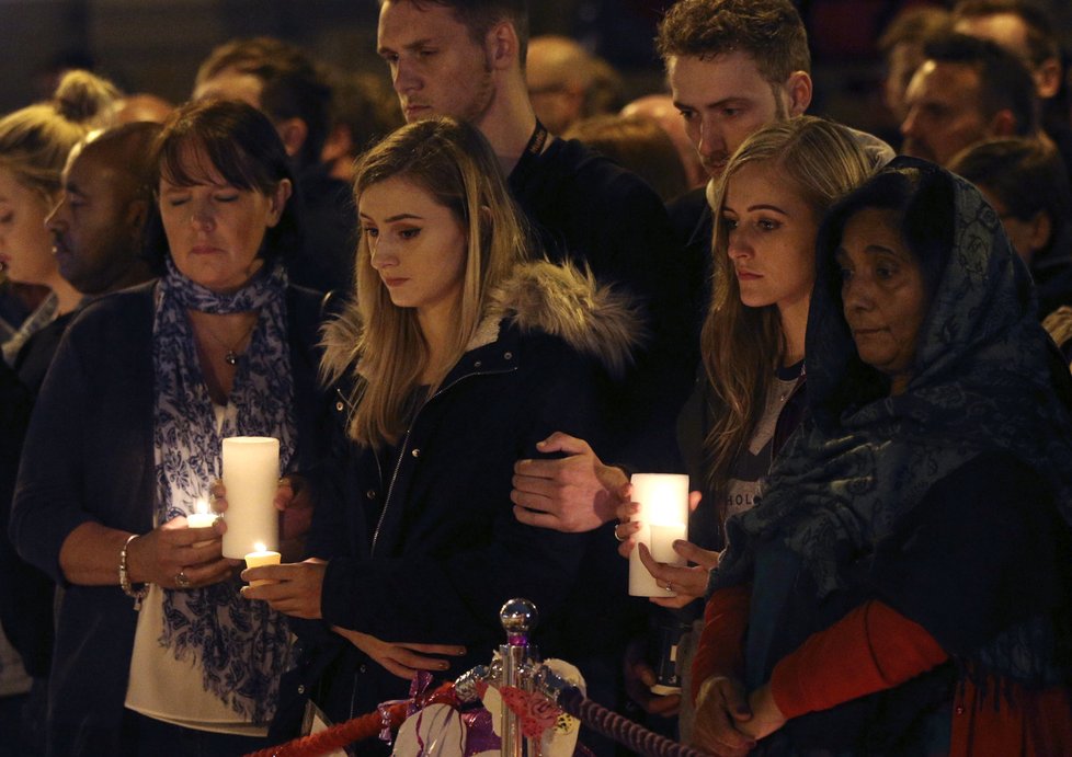 Týden po útoku si obyvatelé Manchesteru připomněli oběti útoku minutou ticha.