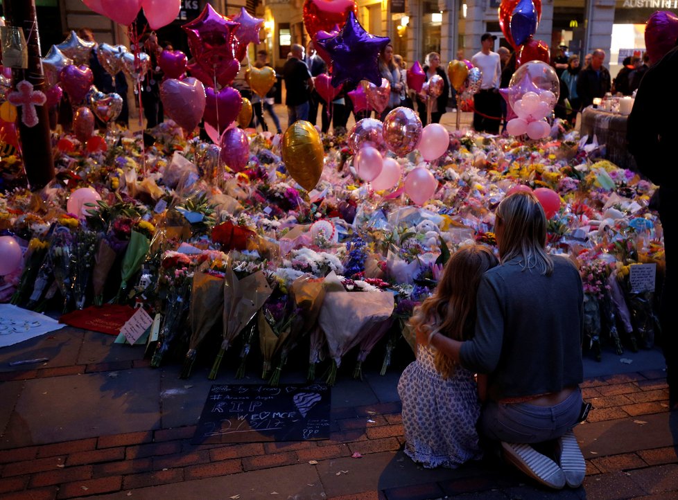 Týden po útoku si obyvatelé Manchesteru připomněli oběti útoku minutou ticha.