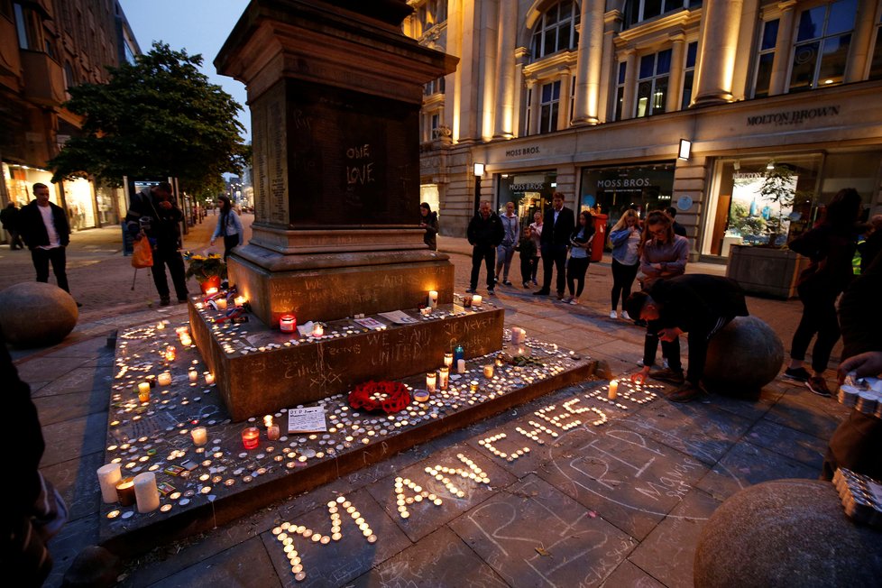 Lidé si připomínají památku obětí v Manchesteru.