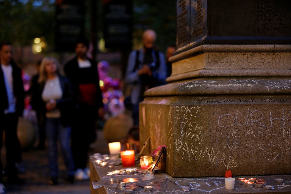 Týden po útoku si obyvatelé Manchesteru připomněli oběti útoku minutou ticha.