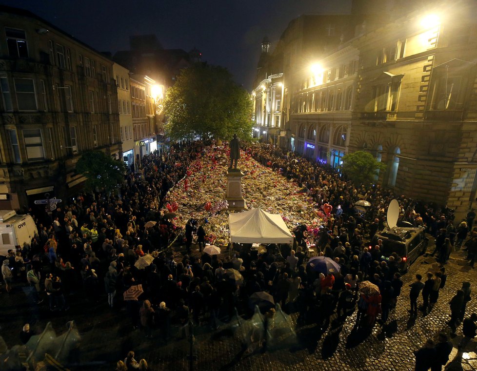 Týden po útoku si obyvatelé Manchesteru připomněli oběti útoku minutou ticha.