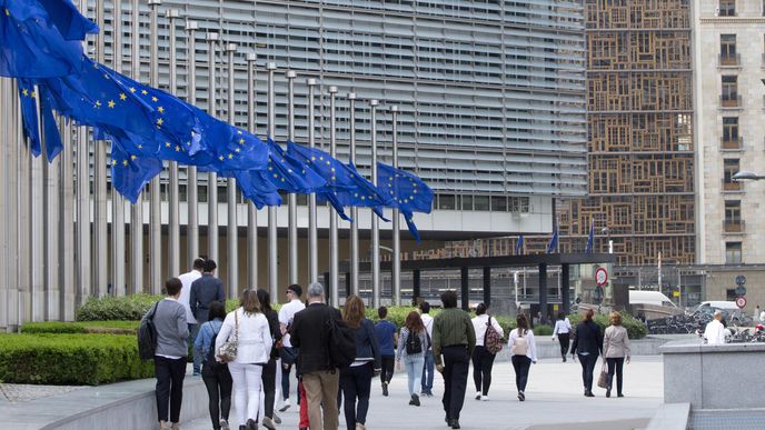 Vlajky před sídlem Evropské unie v Bruselu jsou na památku obětí útoku v Manchesteru stažené na půl žerdi.