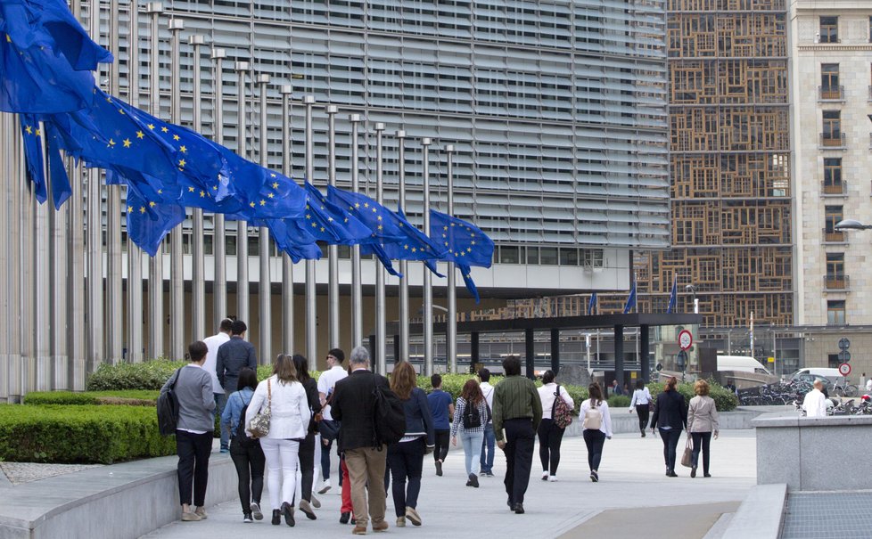 Vlajky před sídlem Evropské unie v Bruselu jsou na památku obětí útoku v Manchesteru stažené na půl žerdi.