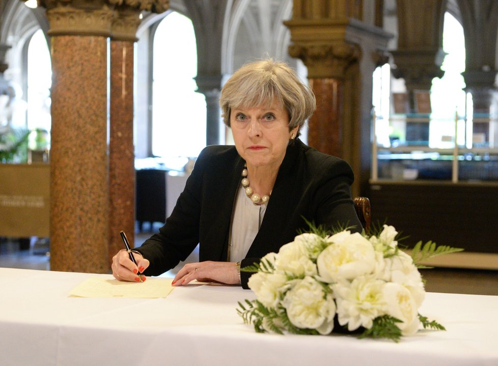 Britská premiérka podepsala kondolenční knihu.