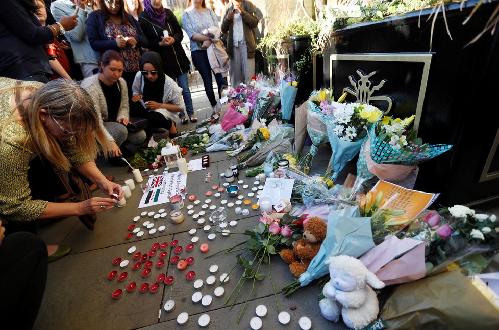 Lidé nosí květiny, svíčky a vzkazy pro oběti teroristického útoku.