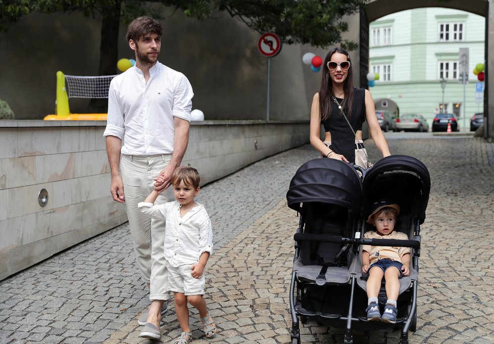 Míša Tomešová s manželem Romanem a dětmi