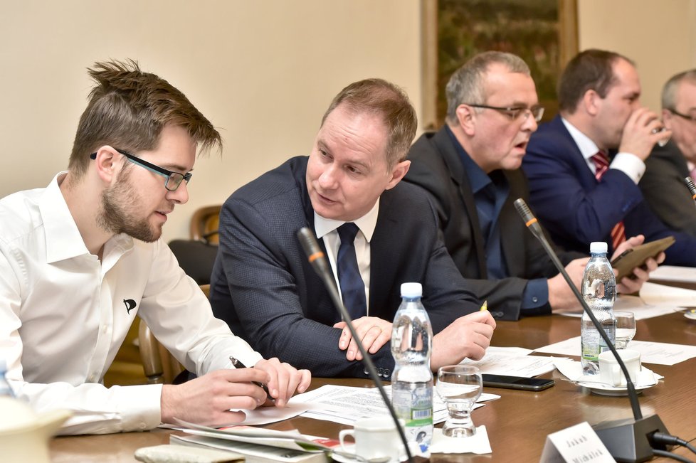 Jednání mandátového a imunitního výboru: Petr Gazdík se baví s Pirátem Jakubem Michálkem.