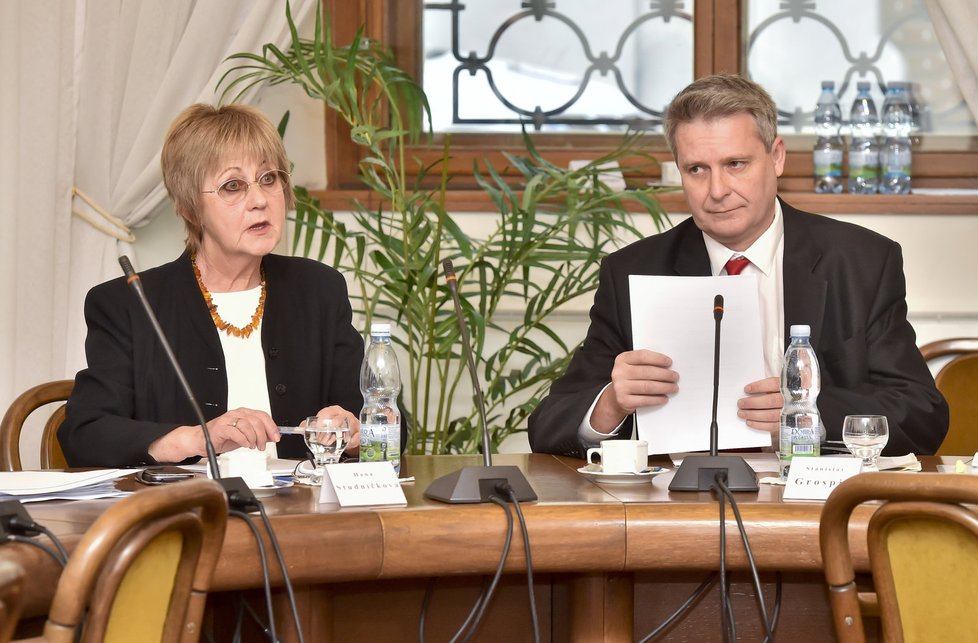 Jednání mandátového a imunitního výboru: Předseda Stanislav Grospič (KSČM) a tajemnice výboru Hana Studničková