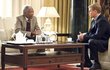 Mandela a Pienaar.Morgan Freeman (vlevo)ztělesnil prezidenta JARMandelu, který chce, abyrugbyový tým vedenýkapitánem Pienaarem(Matt Damon) vyhrálsvětový šampionát