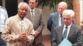 Nelson Mandela s generálem Constandem Viljoenem (vpravo).