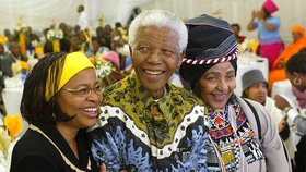 Mandela byl ženatý celkem třikrát. Na snímku je ale "jen" s poslední manželkou Gracou Machelovou (vlevo) a kontroverzní Winnie Madikizelaovou.