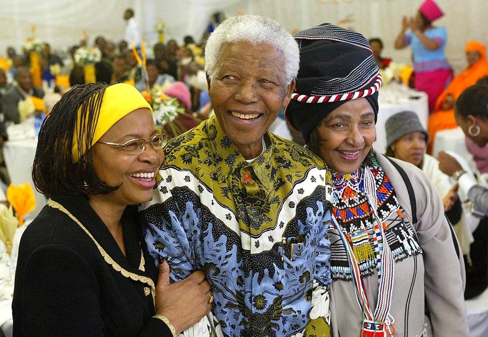 Mandela se svými manželkami. Vlevo Graca Machelaová, vpravo kontroverzní Winnie Madikizelová.