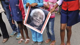 V Johannesburgu se scházejí k uctění památky Nelsona Mandely tisíce lidí