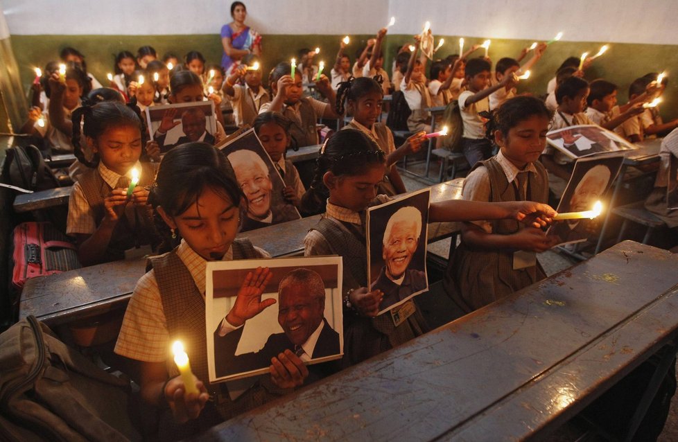 Děti v indické základní škole uctily památku Nelsona Mandely.