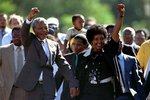 Winnie Mandelová po boku svého tehdejšího muže v roce 1990, kdy byl Nelson Mandela propuštěn z vězení