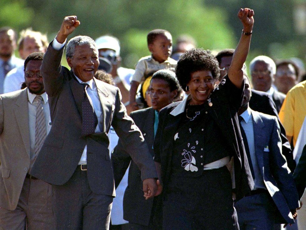 Winnie Mandelová po boku svého tehdejšího muže v roce 1990, kdy byl Nelson Mandela propuštěn z vězení
