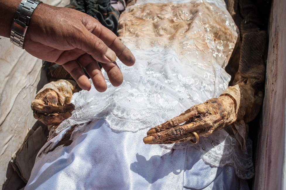 Bizarní festival Ma’Nene, při kterém lidé z kmene Toraja vykopávají své blízké z hrobů.