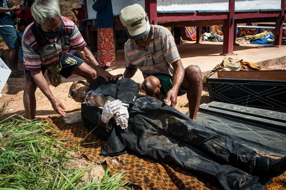Bizarní festival Ma’Nene, při kterém lidé z kmene Toraja vykopávají své blízké z hrobů.