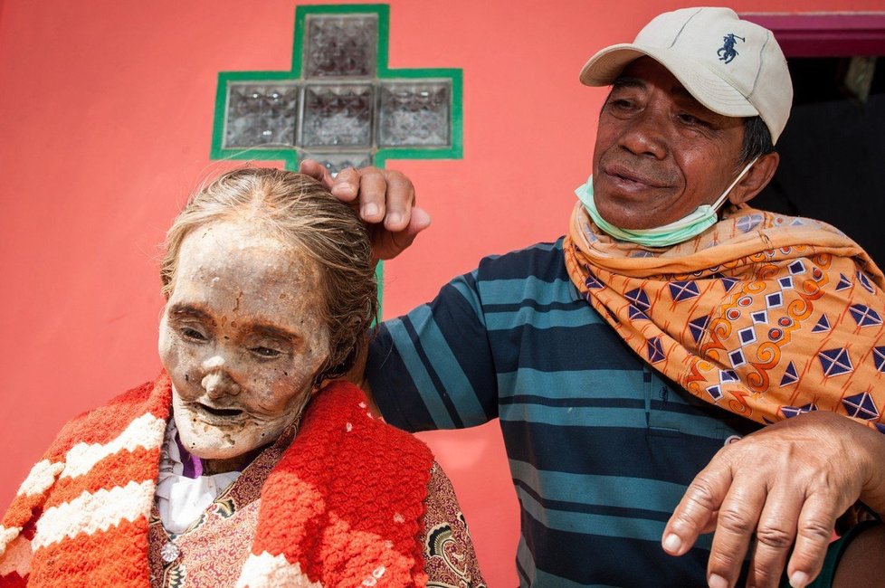 Bizarní festival Ma’Nene, při kterém lidé z kmene Toraja vykopávají své blízké z hrobů.