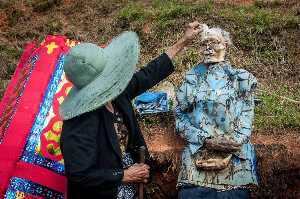 Bizarní festival Ma’Nene, při kterém lidé z kmene Toraja vykopávají své blízké z hrobů.