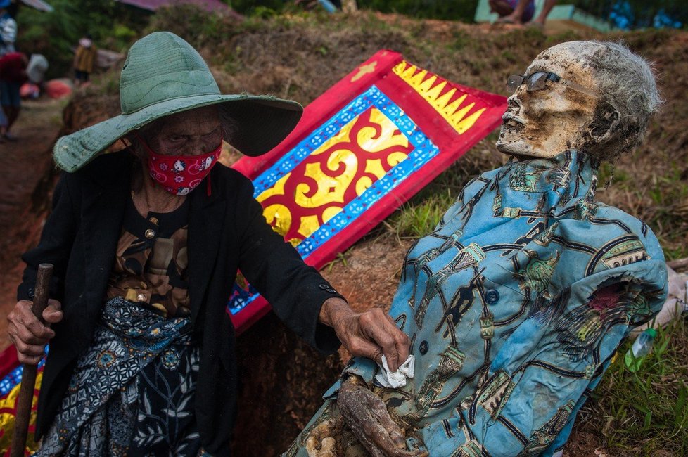 Bizarní festival Ma’Nene, při kterém lidé z kmene Toraja vykopávají své blízké z hrobů.