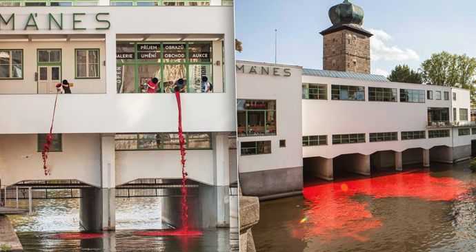 Vltava v Praze se zbarvili aktivisté do ruda kvůli sporu o výstavy v Mánesu