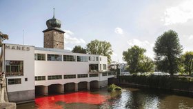 Vltavu v Praze zbarvili aktivisté do ruda kvůli sporu o výstavy v Mánesu.