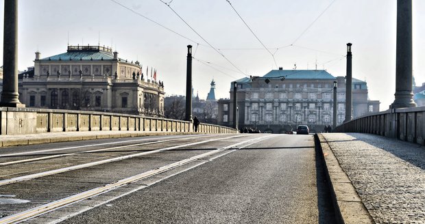 Mánesův most o víkendu zaberou filmaři.