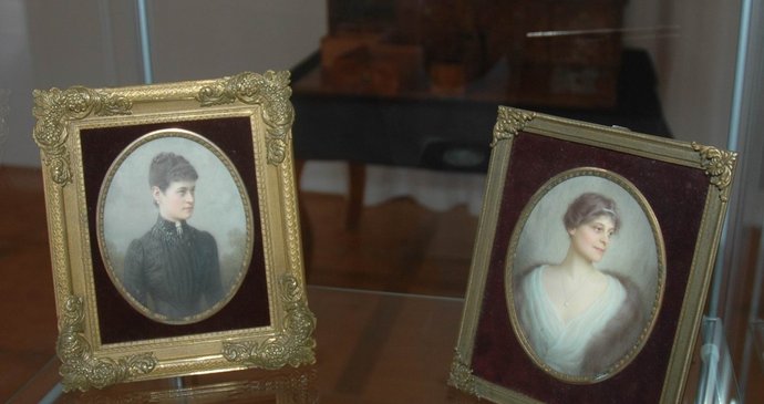 Nejvzácnější část pokladu. Na obrázcích (vlevo) je Terezie Kerssenbrock, rozená Lažanská a Vilemina Seilern – Aspang, rozená Lažanská.