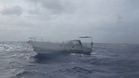 Jachtu s mrtvým mořeplavcem objevili už koncem ledna závodníci v jachtingu.