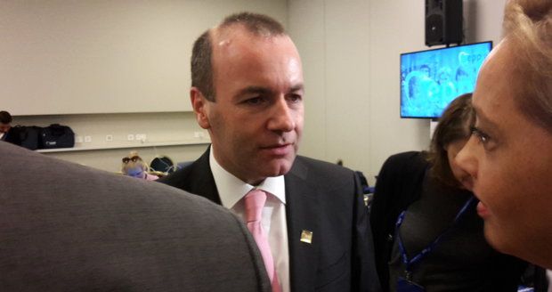 Předseda poslanců největší frakce europarlamentu Manfred Weber se navezl do britské premiérky Mayové i politiků, kteří podle něj ošálili Brity, aby volili vystoupení z EU.