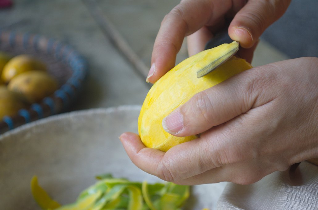 Celé mango oloupejte škrabkou na zeleninu nebo nožem.