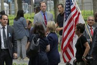 Kolaps Clintonové: Omdlela při pietě k 11. září, cestou k autu ztratila botu